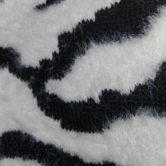 Bar III Black & White Zebra Print Sweater Size M Super Soft & Fuzzy Long Sleeves - Picture 6 of 13